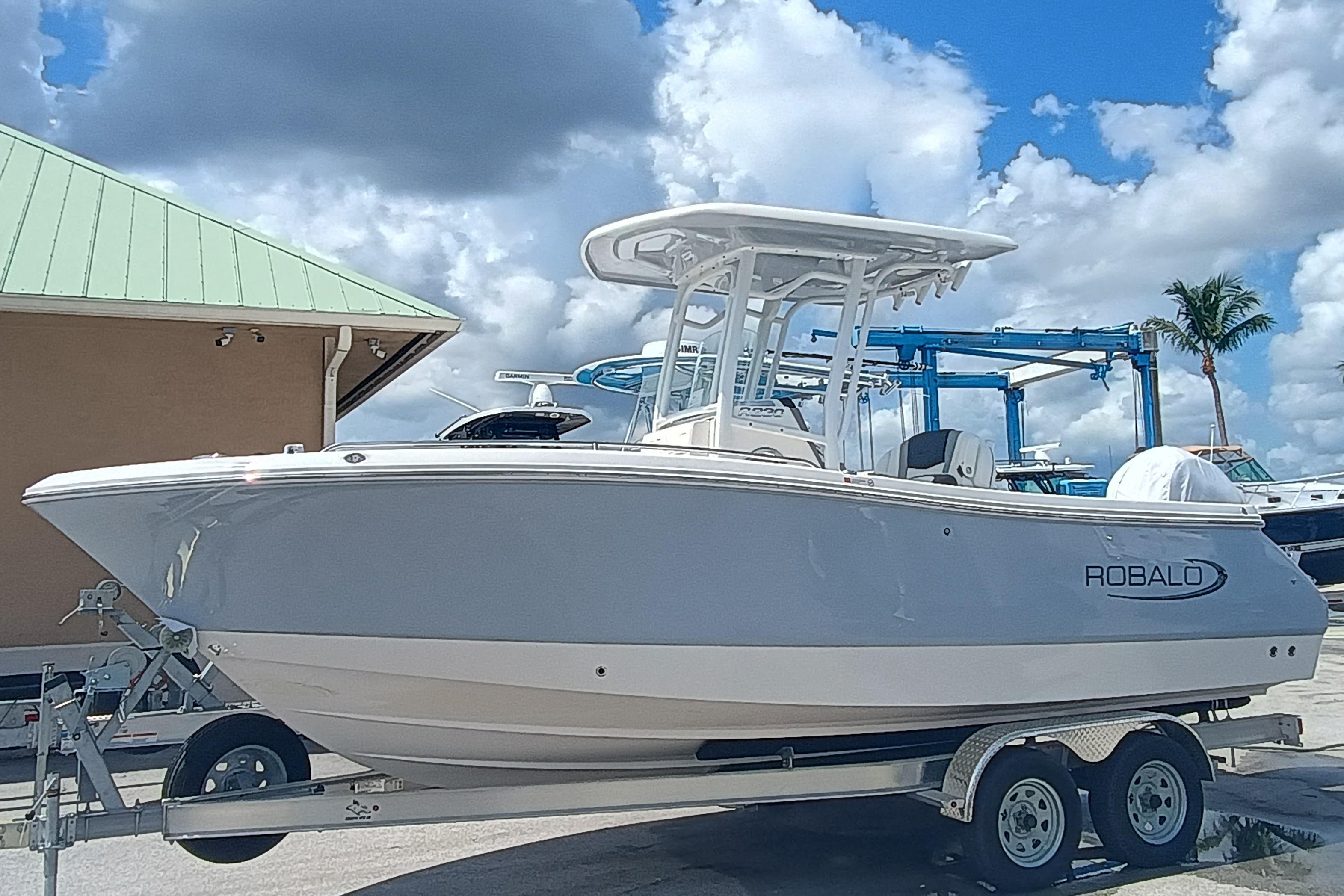 2025 Robalo R230 Center Console - Image 3