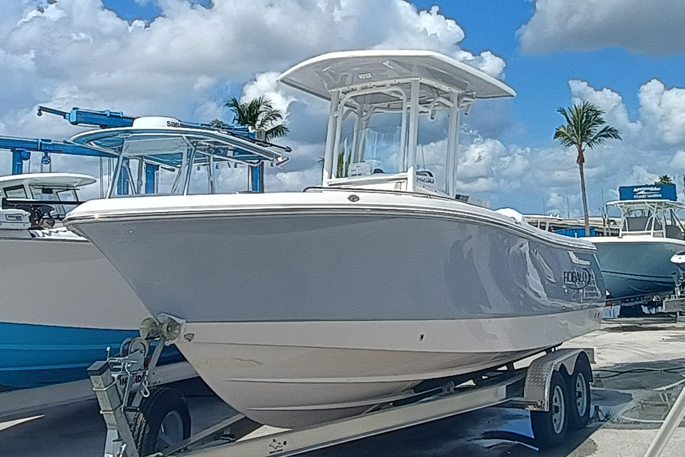 2025 Robalo R230 Center Console - Image 2