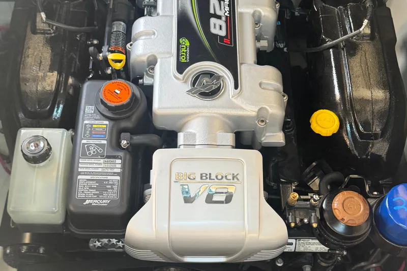  Yacht Photos Pics Engine of 2021 Sea Ray SLX 280 boat, featuring a powerful Big Block V8.