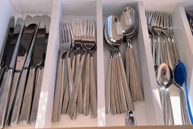 Cabalito De Mar Yacht Photos Pics Organized cutlery drawer with knives, forks, and spoons on a Fountaine Pajot Catamaran Elba 45.