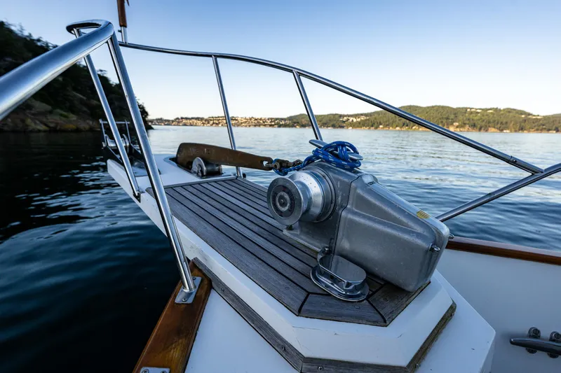 Voyageur Yacht Photos Pics 1995 Grand Banks Aft Cabin 42 Classic bow deck with anchor winch.