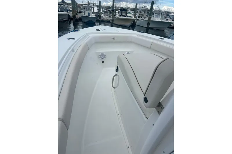  Yacht Photos Pics 2021 Sea Hunt Gamefish 27 Coffin Box boat interior at marina.