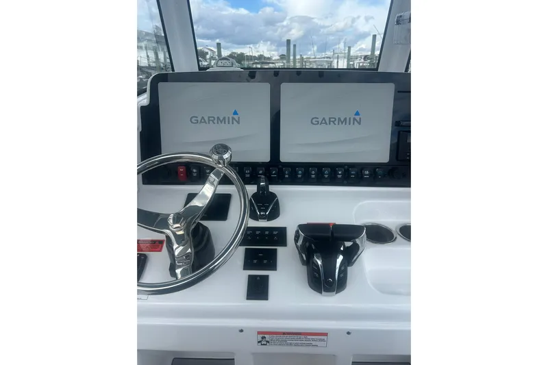  Yacht Photos Pics 2021 Sea Hunt Gamefish 27 Coffin Box helm with Garmin displays and controls.