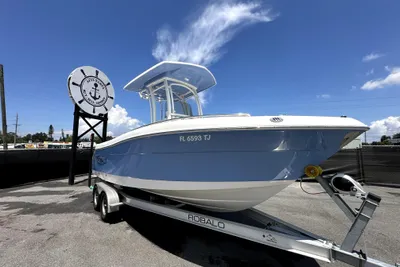 Robalo R222 Center Console