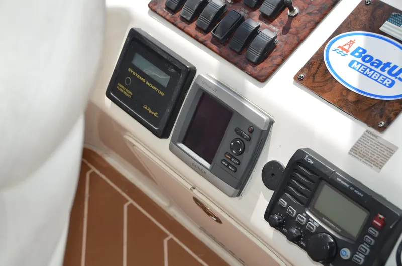 Don't Blink Yacht Photos Pics Control panel of a 2000 Sea Ray 400 Sedan Bridge yacht.