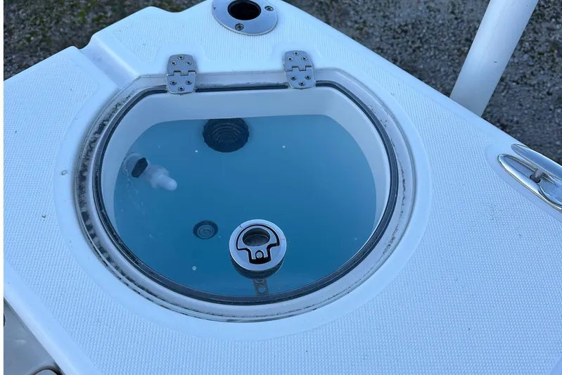  Yacht Photos Pics 2024 Sea Born LX 26 LE livewell with clear water and secure lid.