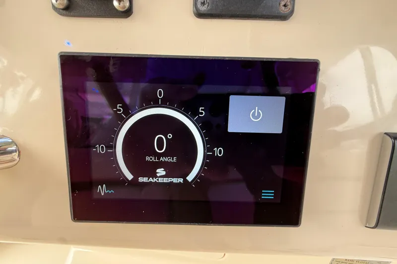  Yacht Photos Pics Seakeeper control panel on 2022 Grady-White Canyon 456, displaying 0&deg; roll angle.