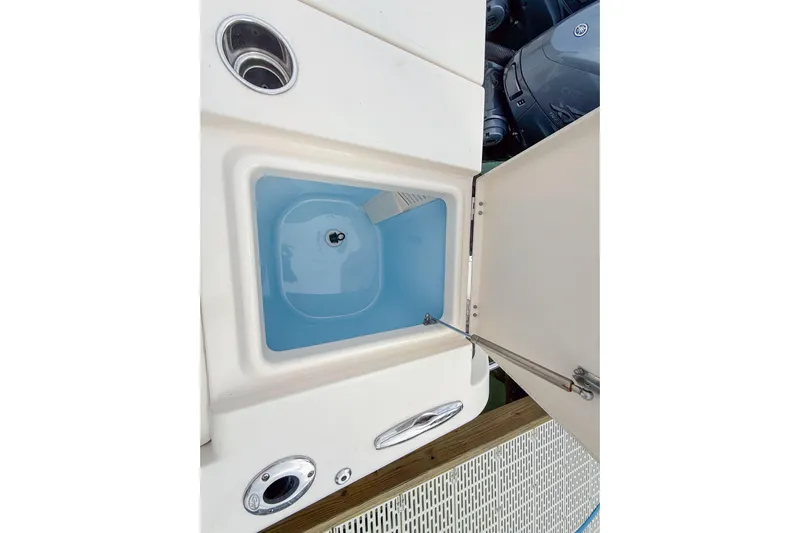  Yacht Photos Pics 2022 Grady-White Canyon 456 boat livewell with open lid and cup holder.