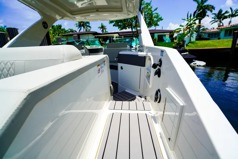  Yacht Photos Pics 2022 Sea Ray SLX 310 OB boat interior with sleek design and modern features.