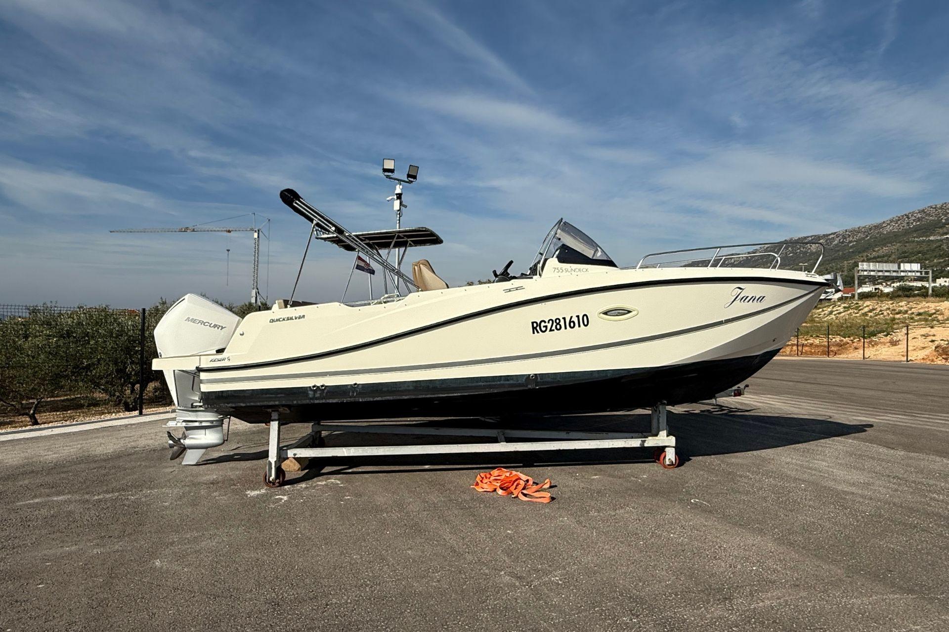 Quicksilver Activ 755 Sundeck