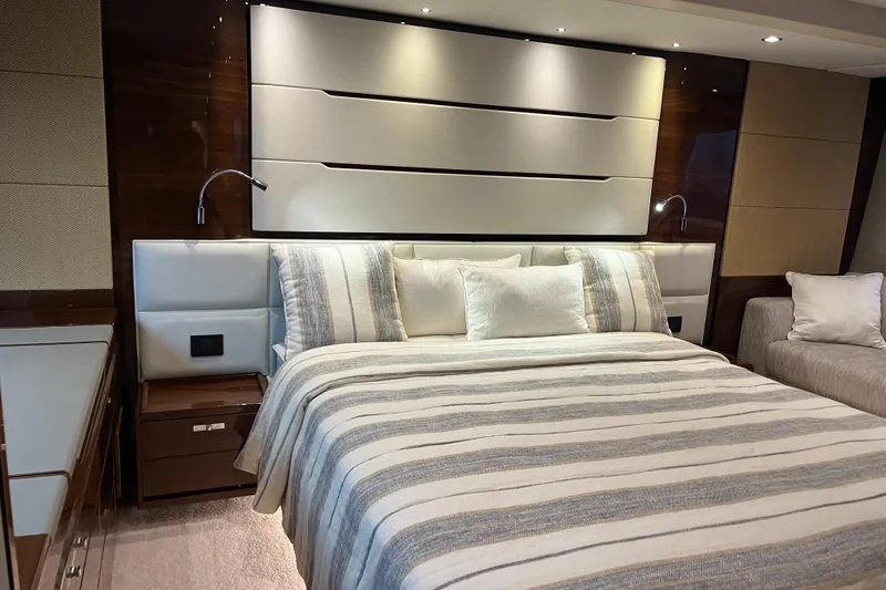  Yacht Photos Pics Owners Stateroom Full Beam