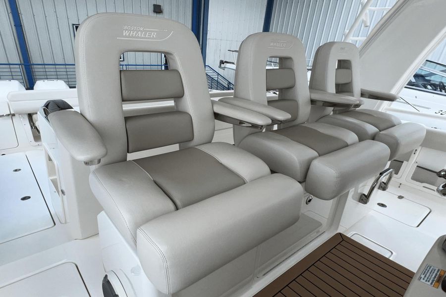 2019 Boston Whaler 420 Outrage