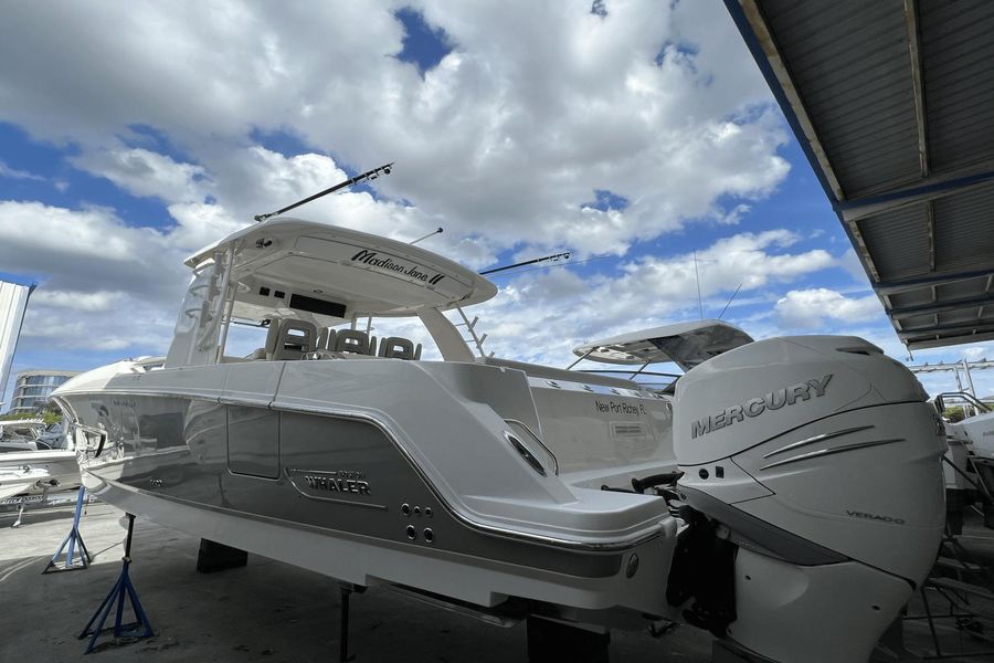 2019 Boston Whaler 420 Outrage