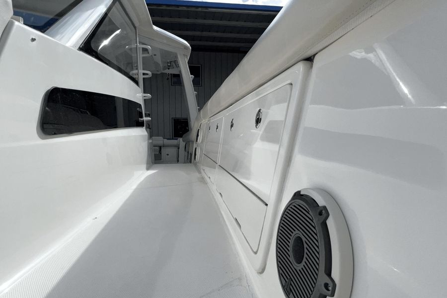 2019 Boston Whaler 420 Outrage