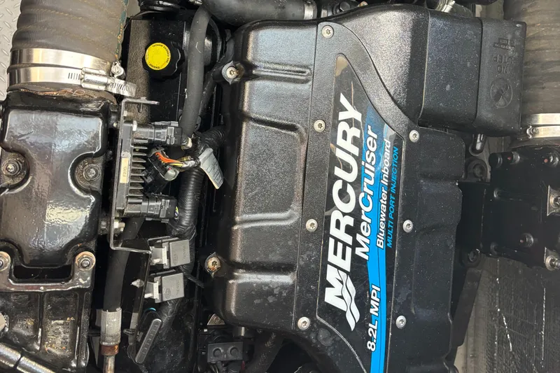  Yacht Photos Pics Mercury MerCruiser 8.2L engine in 2000 Cruisers Yachts 3870 Express.