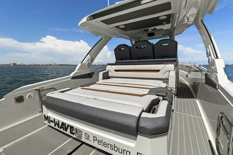  Yacht Photos Pics 2021 Tiara Yachts 34 Sport LS - Stern