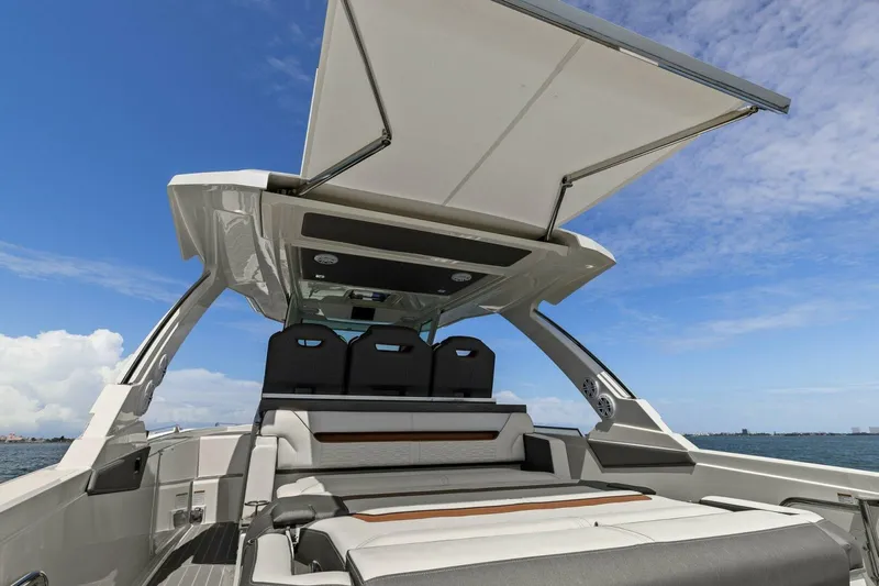  Yacht Photos Pics 2021 Tiara Yachts 34 Sport LS - Stern