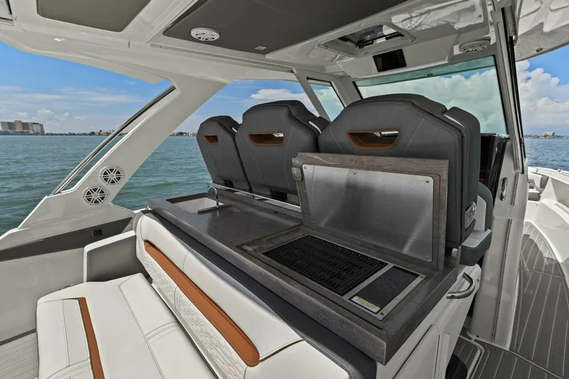  Yacht Photos Pics 2021 Tiara Yachts 34 Sport LS - Stern