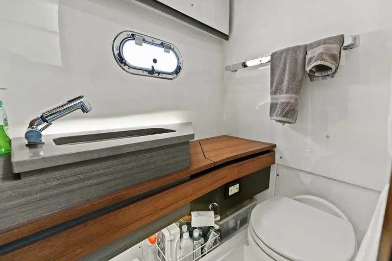  Yacht Photos Pics 2021 Tiara Yachts 34 Sport LS - Head