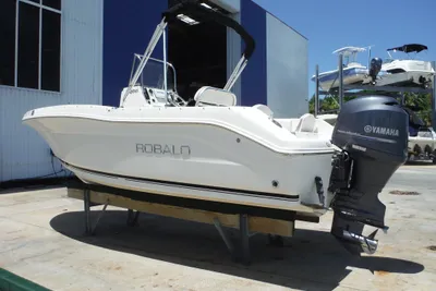 Robalo R200 Center Console