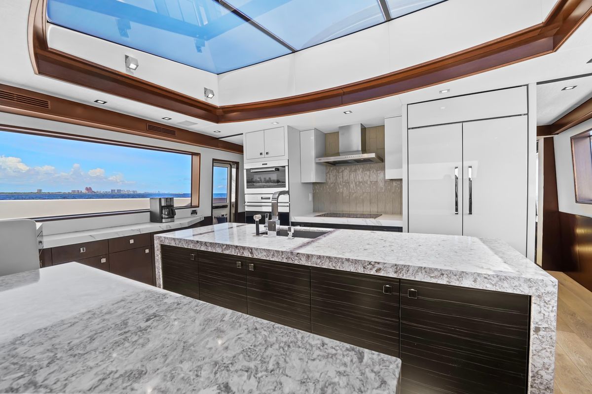 2019 Hatteras 91 