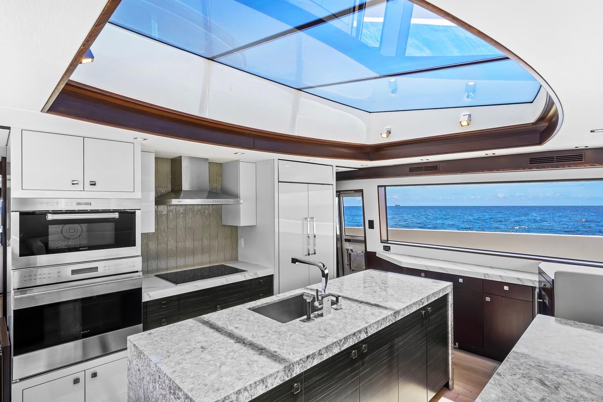 2019 Hatteras 91 