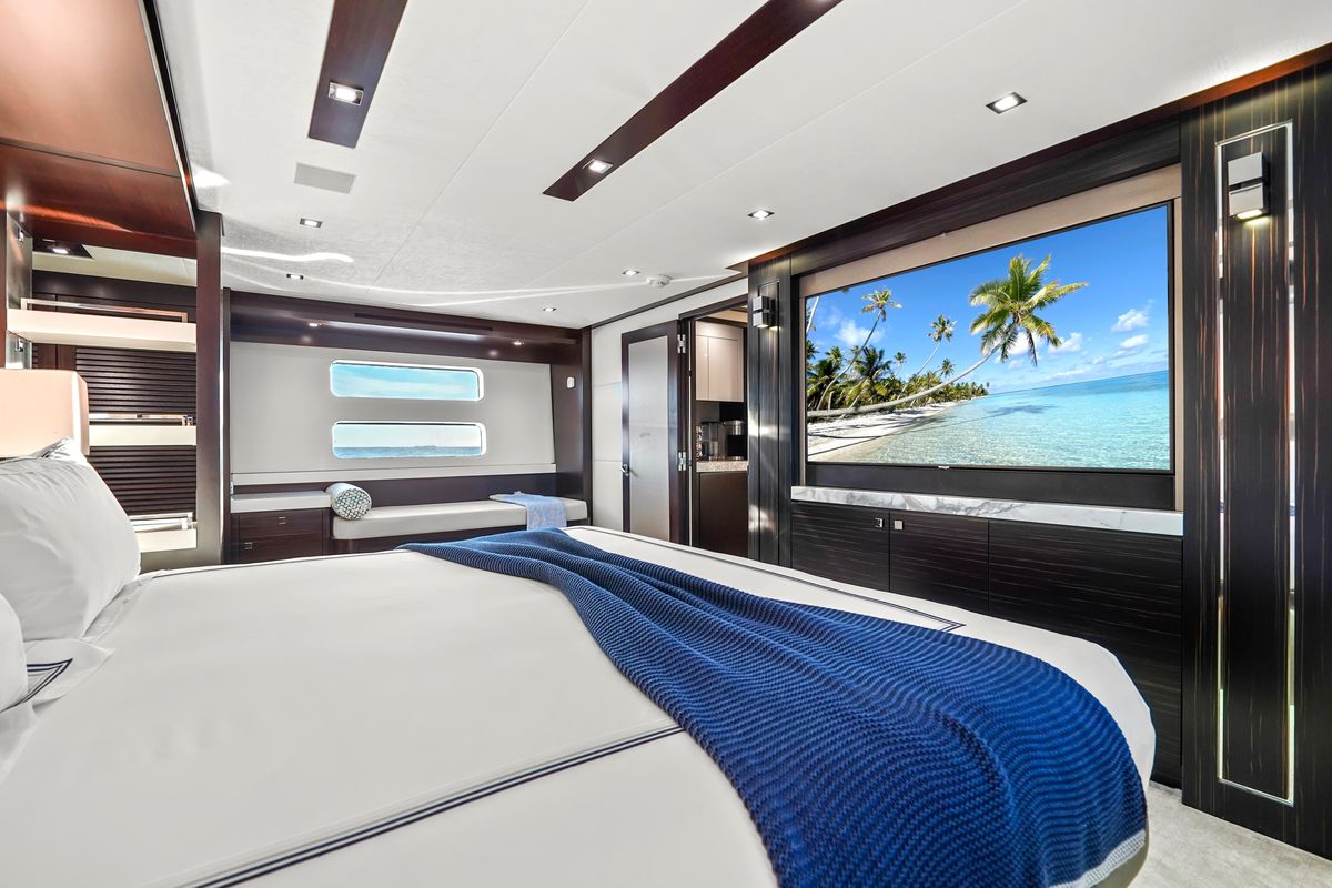 2019 Hatteras 91 