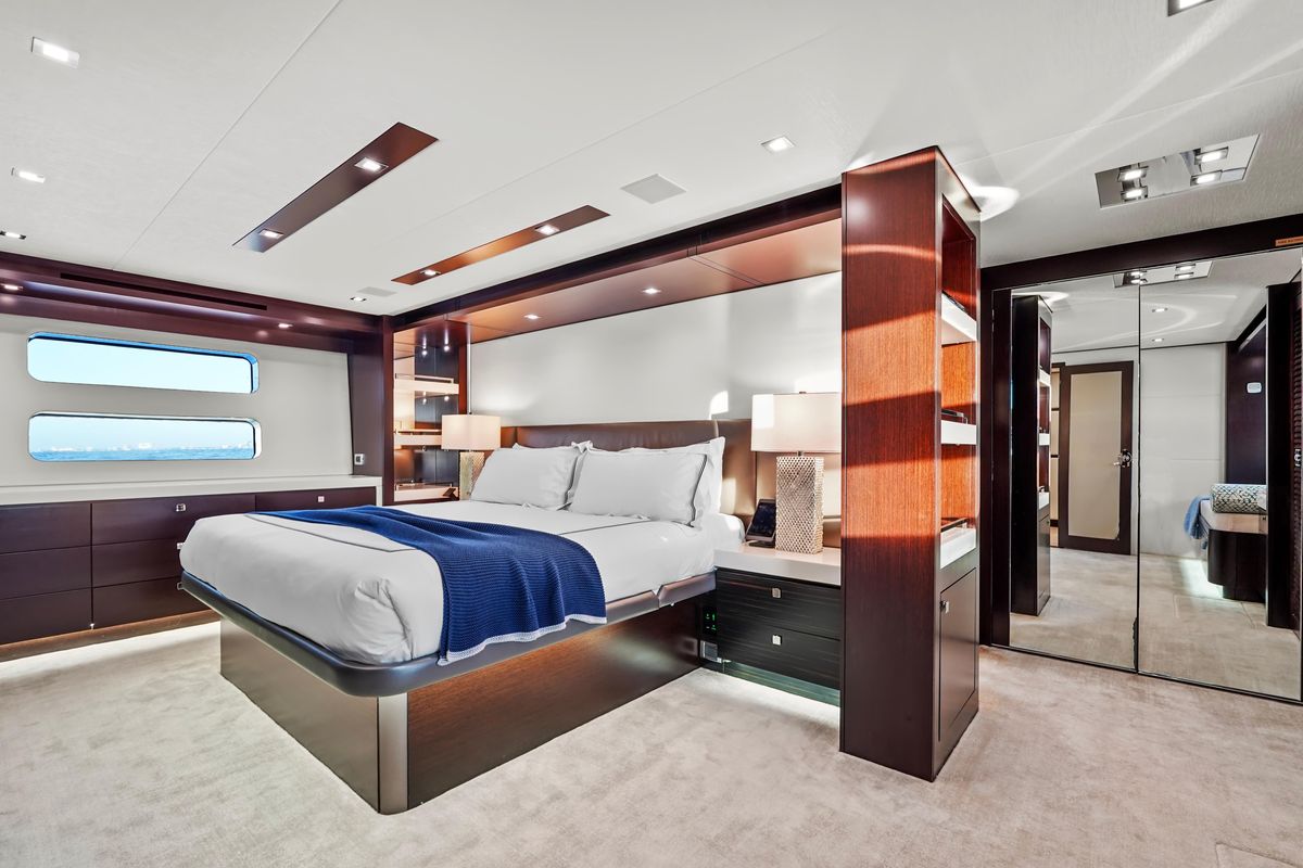 2019 Hatteras 91 