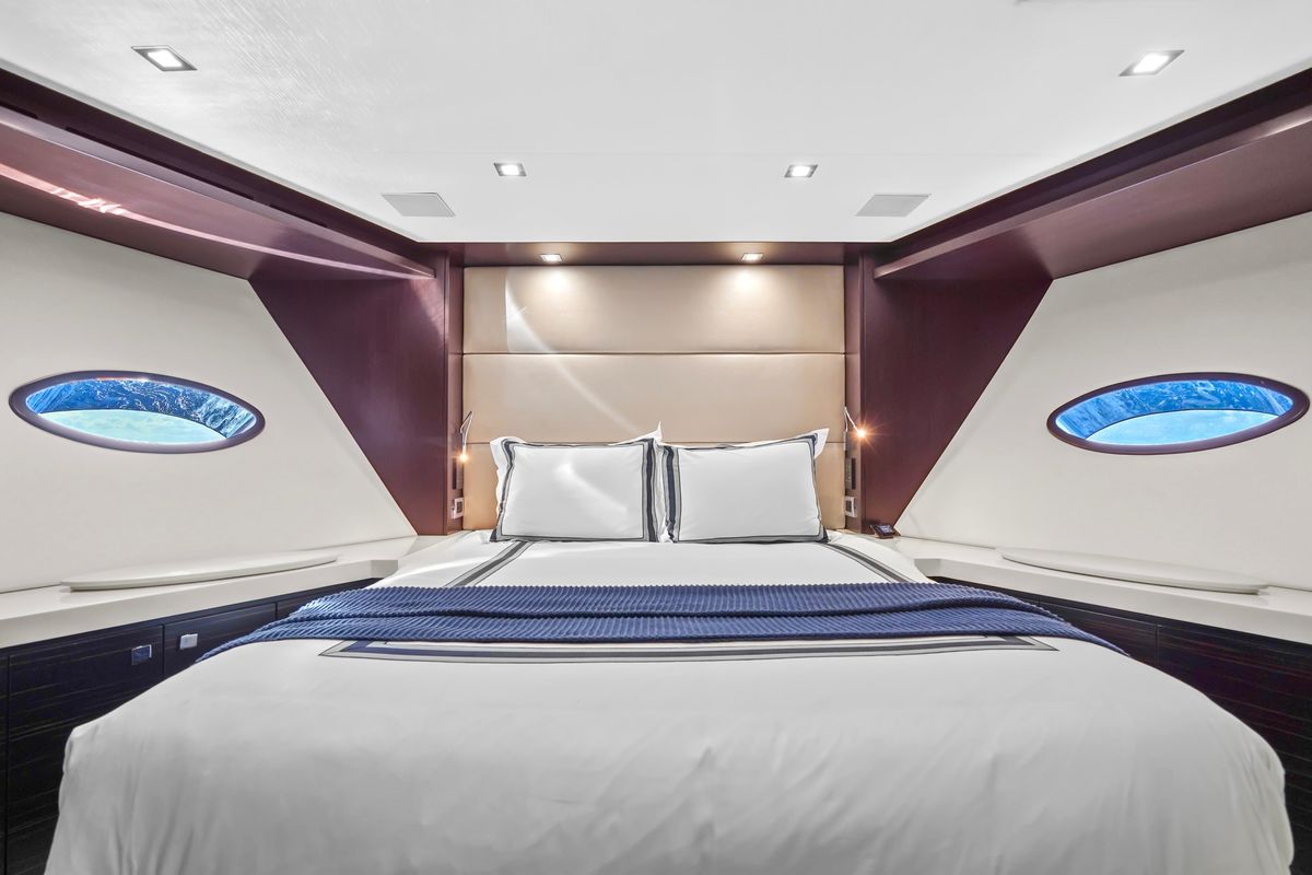 2019 Hatteras 91 