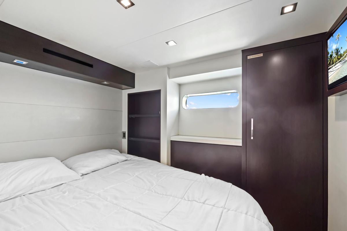 2019 Hatteras 91 