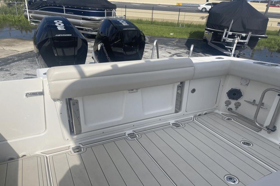 2023 Boston Whaler 330 Outrage