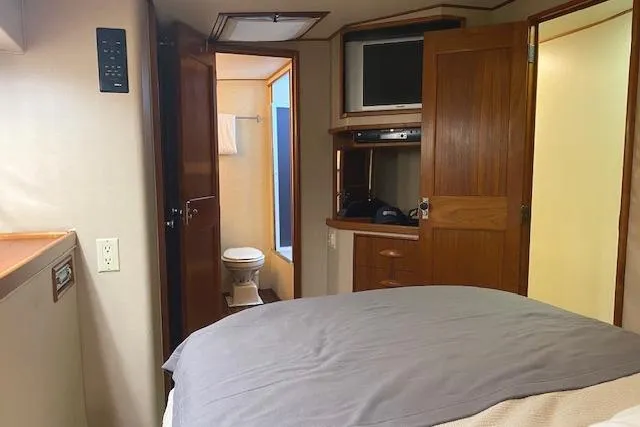 Swamp Fox Yacht Photos Pics Interior of 1989 Buddy Davis 61 Sportfish yacht with bedroom and bathroom view.