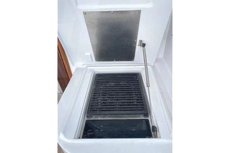 Swamp Fox Yacht Photos Pics Built-in grill on 1989 Buddy Davis 61 Sportfish yacht.