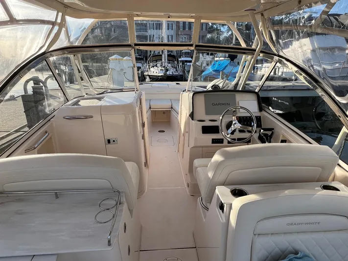  Yacht Photos Pics Walk-Through Windshield (open)