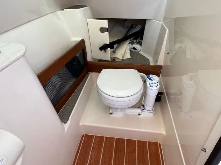  Yacht Photos Pics Head/Shower-2