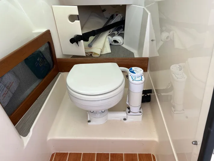  Yacht Photos Pics Head/Shower-3