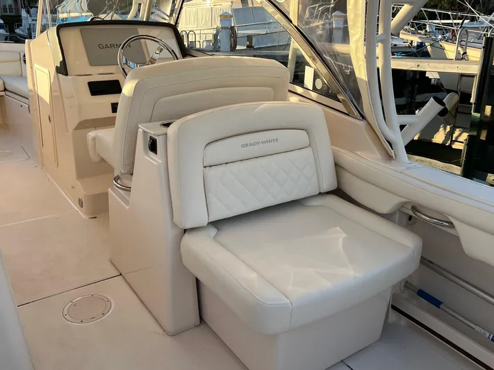  Yacht Photos Pics Convertible Aft-Facing Cockpit Seat (starboard)