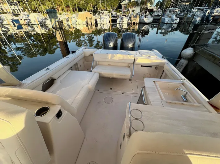  Yacht Photos Pics Cockpit Overview (seating out)