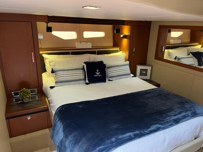 Party Of 5 Yacht Photos Pics Luxurious bedroom interior of 2014 Sea Ray 510 Sundancer yacht with elegant bedding.