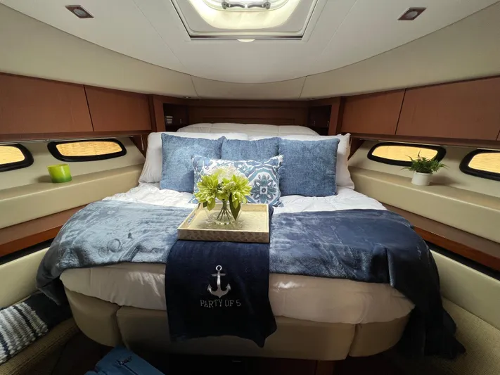 Party Of 5 Yacht Photos Pics Luxurious 2014 Sea Ray 510 Sundancer cabin with elegant bedding and decor.