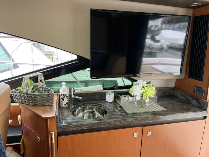 Party Of 5 Yacht Photos Pics Luxurious interior of 2014 Sea Ray 510 Sundancer yacht with TV and kitchenette.