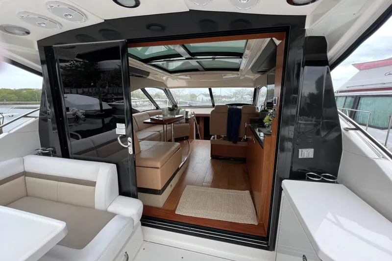 Party Of 5 Yacht Photos Pics Luxurious interior of 2014 Sea Ray 510 Sundancer yacht with spacious seating and modern design.