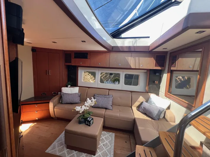Party Of 5 Yacht Photos Pics Luxurious interior of 2014 Sea Ray 510 Sundancer yacht with plush seating and skylight.