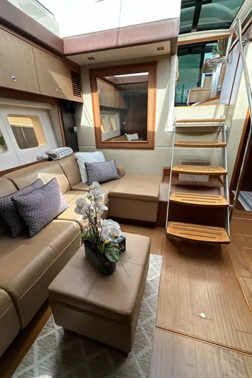 Party Of 5 Yacht Photos Pics Luxurious interior of 2014 Sea Ray 510 Sundancer yacht with elegant seating and modern design.