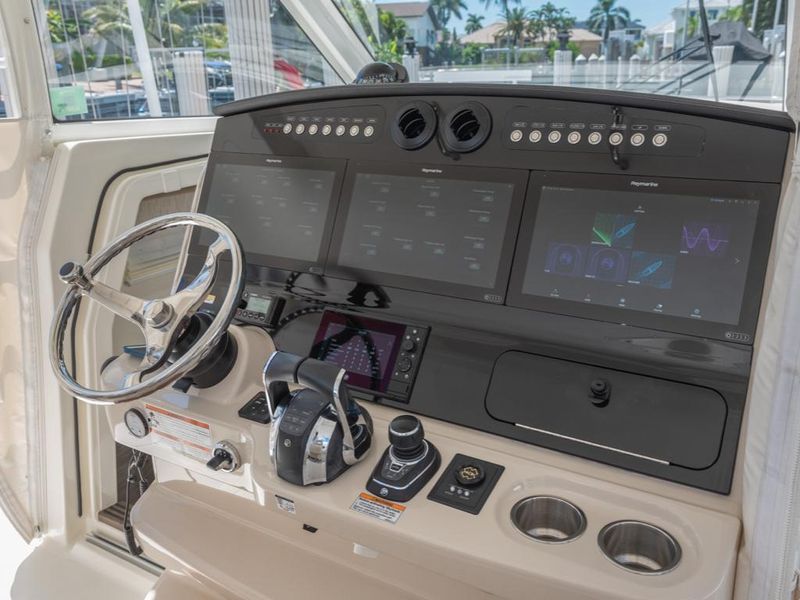 2019 Boston Whaler 420 Outrage