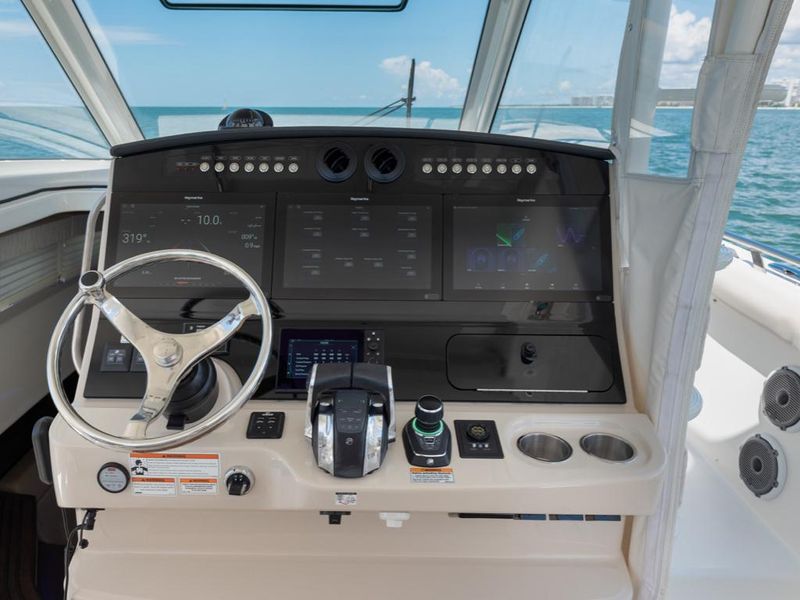 2019 Boston Whaler 420 Outrage