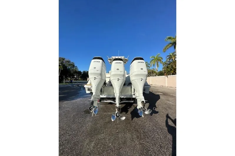  Yacht Photos Pics 2007 Hydra-Sports Vector 3300 CC with triple 300 horsepower engines, rear view.