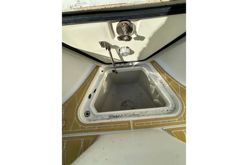  Yacht Photos Pics 2007 Hydra-Sports Vector 3300 CC boat storage compartment with open lid and clean interior.