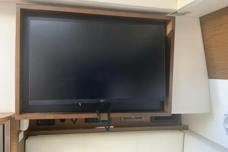  Yacht Photos Pics Flat-screen TV in 2015 Cruisers Sport Series 328 BR boat interior.