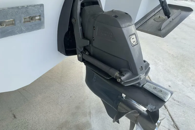  Yacht Photos Pics 2015 Cruisers Sport Series 328 BR boat engine and propeller detail.